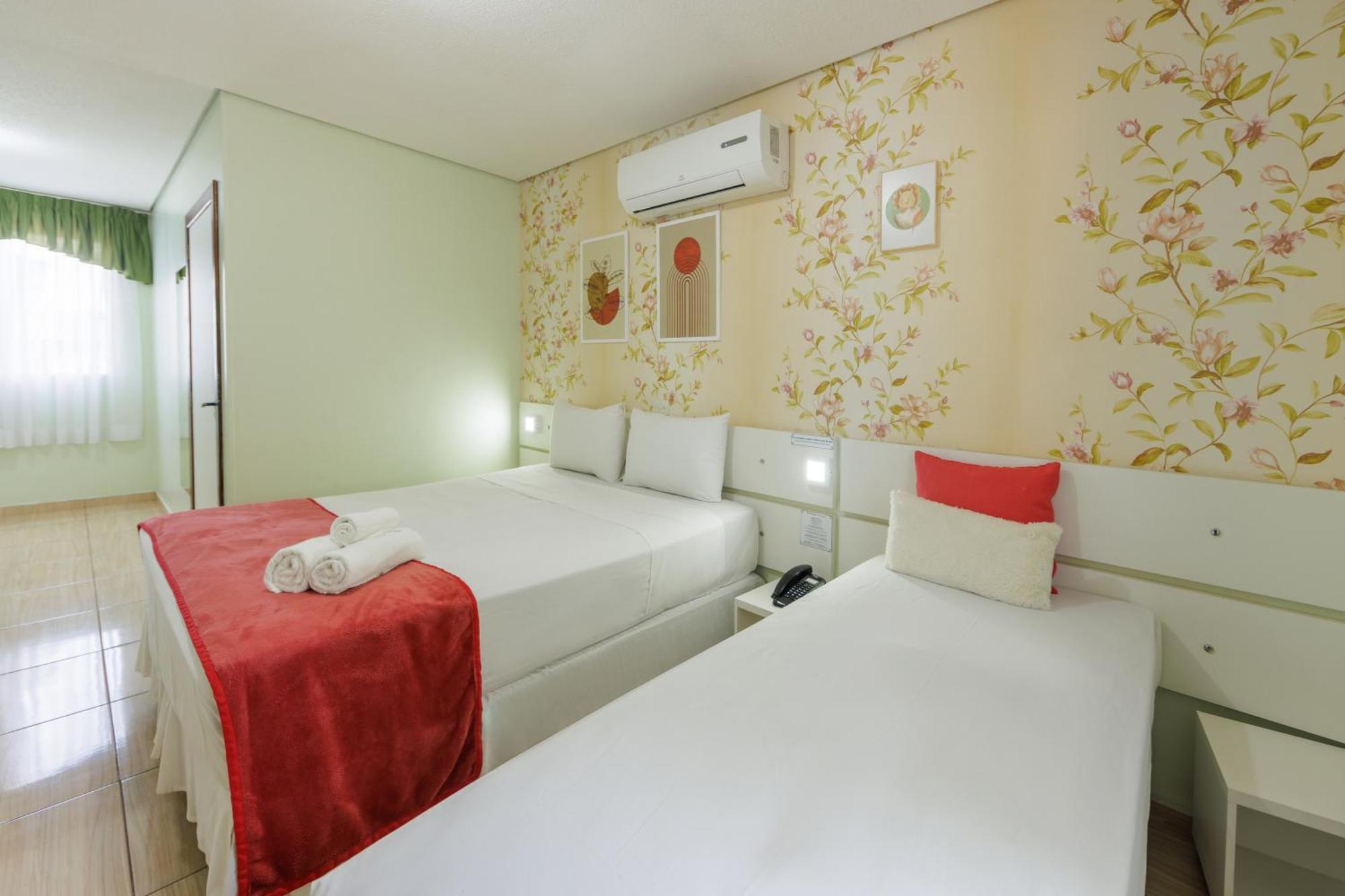 Hotel E Pousada Caroline Фос-ду-Игуасу Экстерьер фото